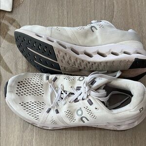 On Cloud Running White Women’s 8 Sneaker